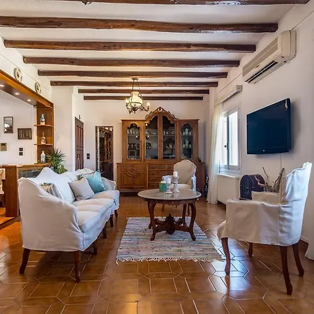 Traditional House Milos Pollonia